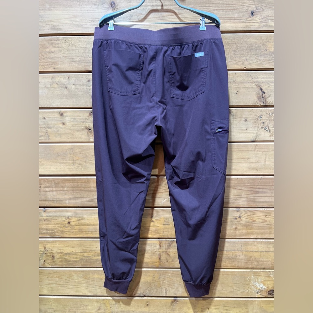 Color is FIG! Figs scrub set - FreeX - Catarina top (M) Zamora bottoms (L) - Picture 6 of 13